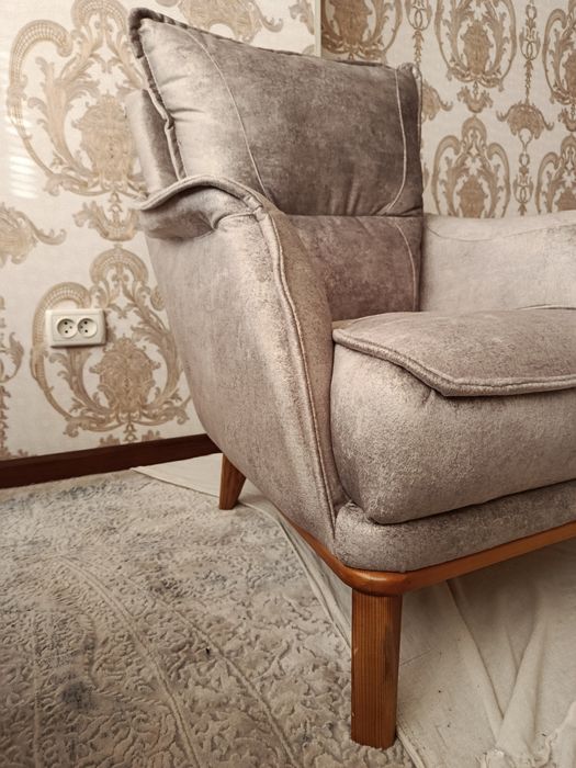 Срочно продается диван с двумя креслами совсем новая