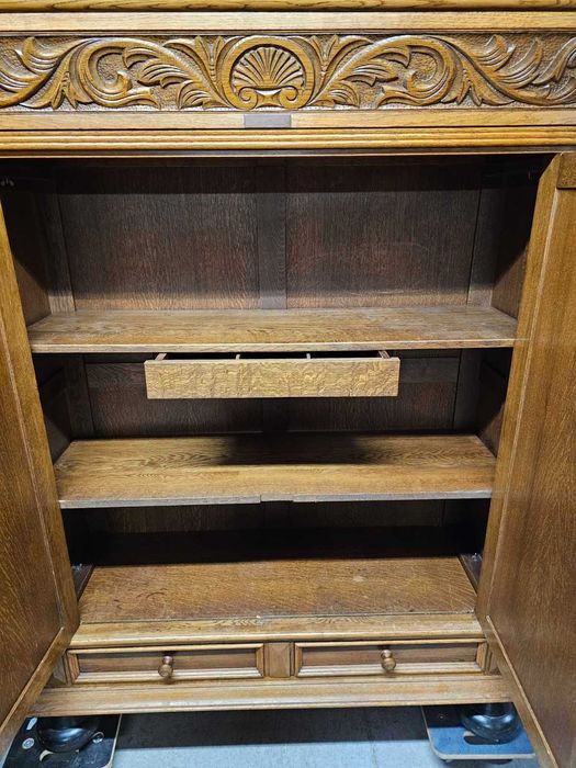 Витрина с дърворезба