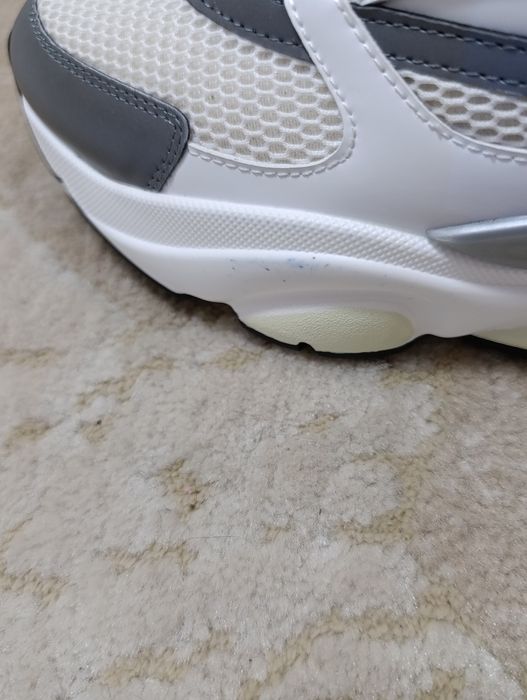 Dior B22, albi, sunt perfect noi dar au o pată mică de vopsea din fabrică