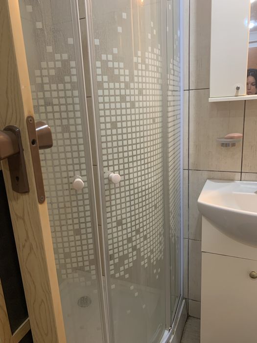 Închiriez garsonieră în Buzău Cartier Posta . Sunt 2 camere plus baie , bucatarie si centrala termica