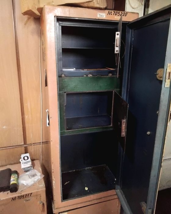 Метален сейф / шкаф – здрав, масивен
Продавам здрав метален сейф шкаф,