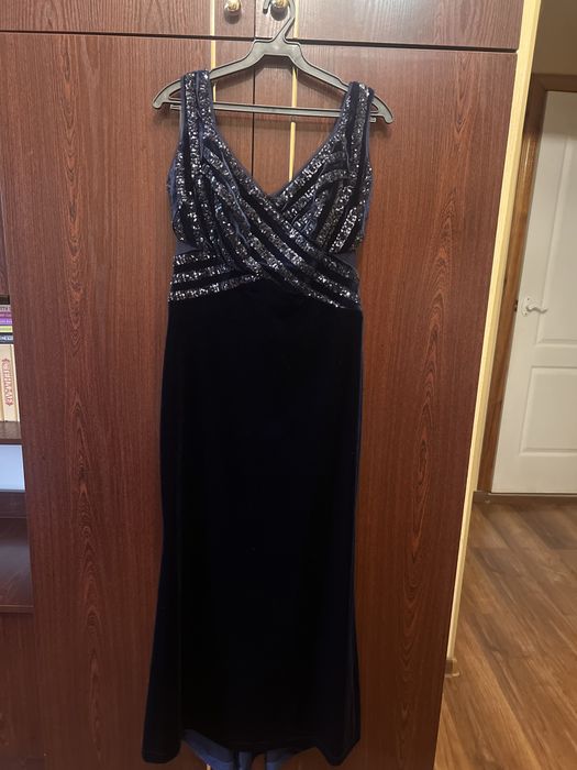 Бархатное вечернее платье, вышитое паетками