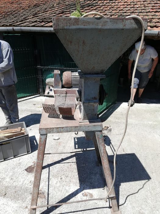 Vand Centeifuga , Butoaie si o moara de cereale.
Centrifuga pentru sto