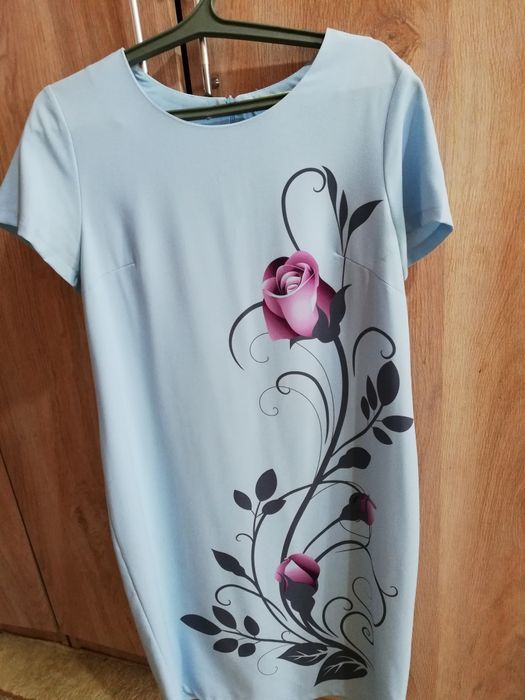 Платье  голубое с розами