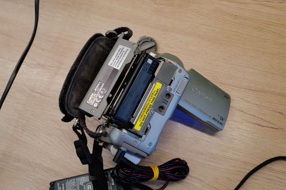 Camera video Canon MV830 Handycam Mini DV SD card caseta