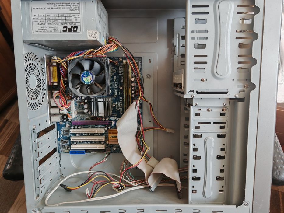 Старый компьютер без жёстких дисков