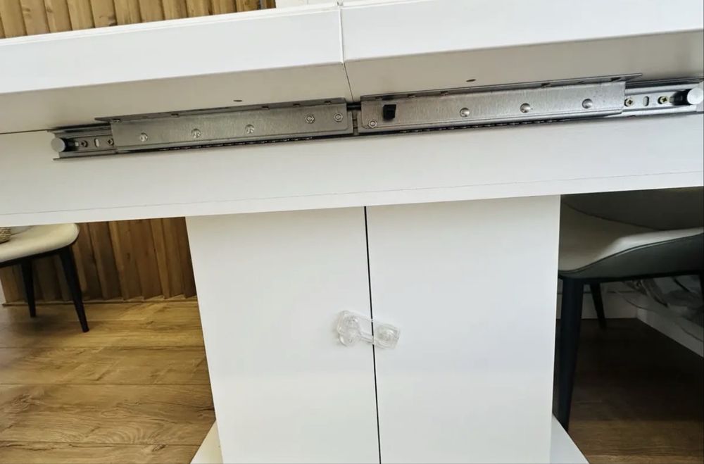 Продам кухонный стол +4 стула в дар