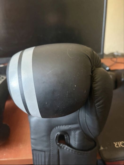 Manusi de box de pe knockout