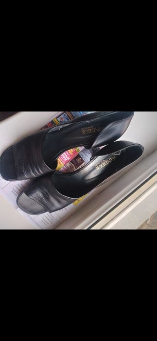 Продам кожаные босоножки 41р