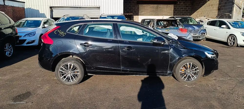 Dezmembrari / Dezmembrez Volvo V40 2.0 D4204T8 cutie viteze manuală cod culoare ONYX BLACK