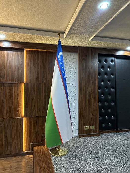 Bayroq xoxlagan turdagi ofis ishxona va kochalarga ilasigan bayroq