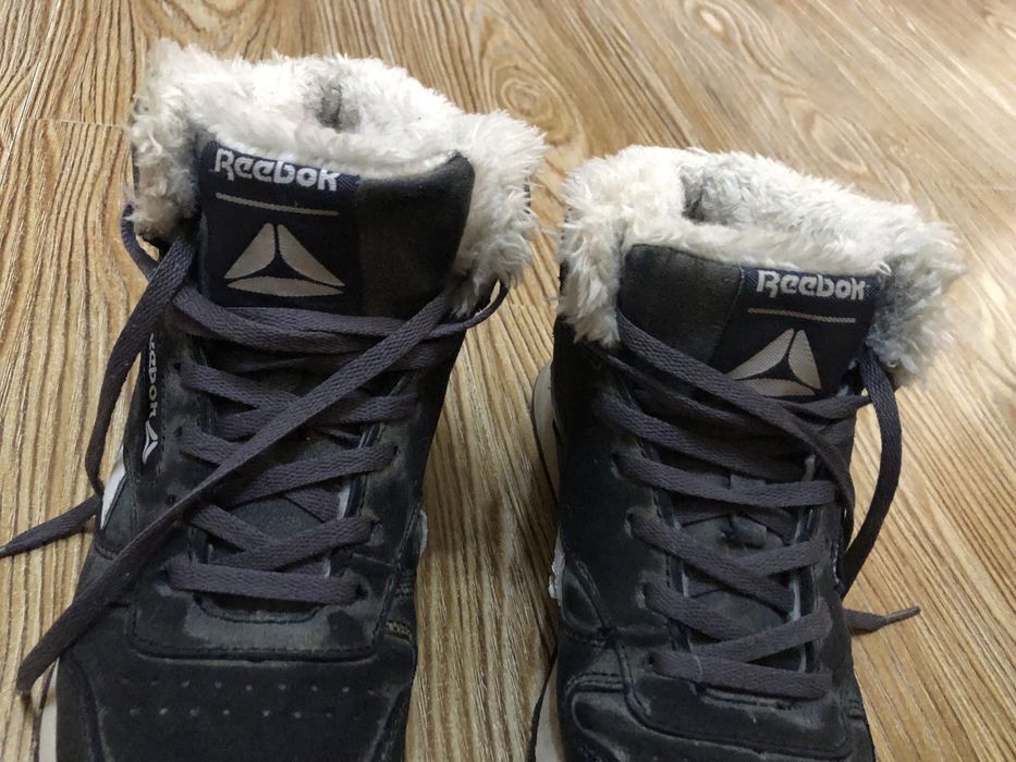 Продаются ботинки.