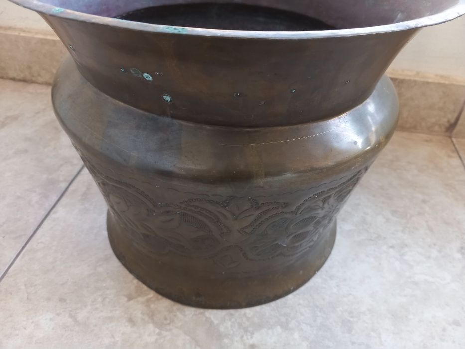 Медна саксия с орнаменти.