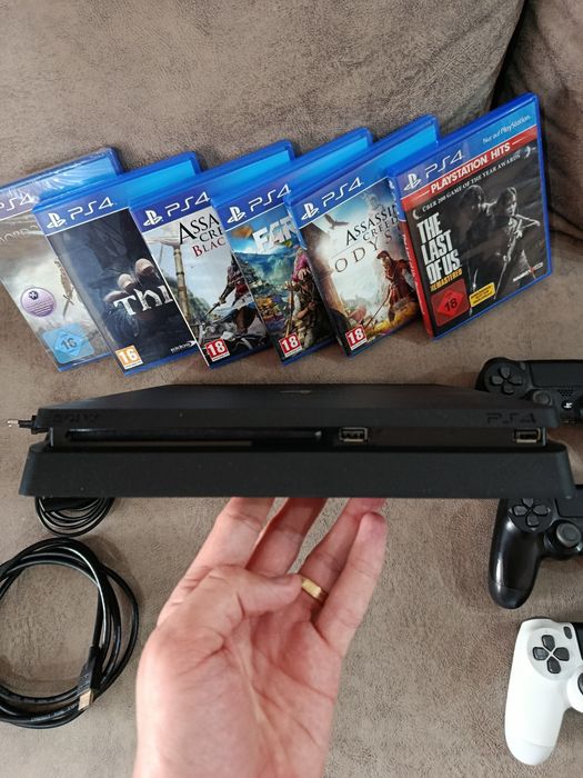 Consola PlayStation 4 (PS4) Slim 1TB - 3 Manete originale - 7 Jocuri (TLOU, AC Odyssey)