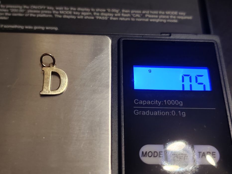 Златна буква с носач