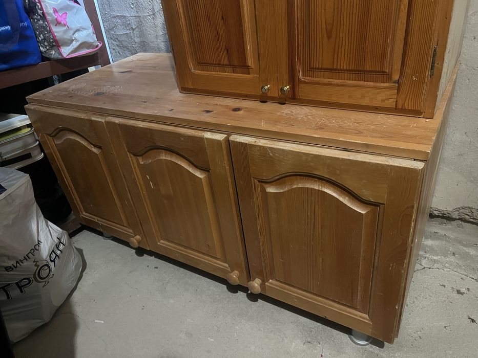 Шкаф от естествено дърво (чам)