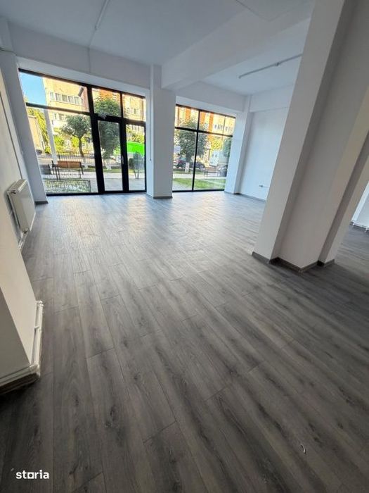 Spatiu comercial, 80 mp, zona centrala din Filiasi cu deschidere in Ra