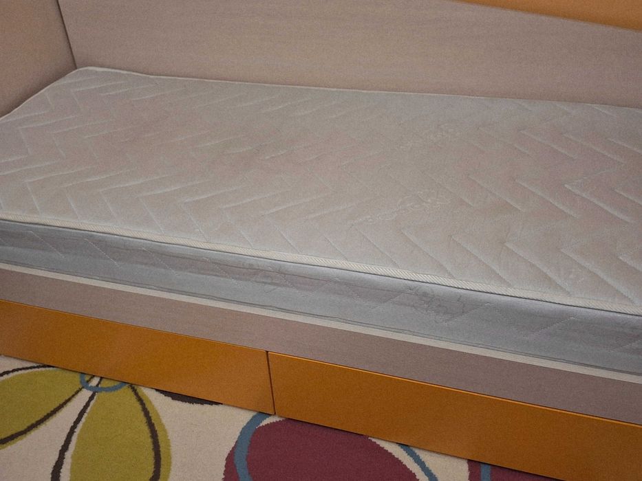 Единично легло с две чекмеджета+матрак