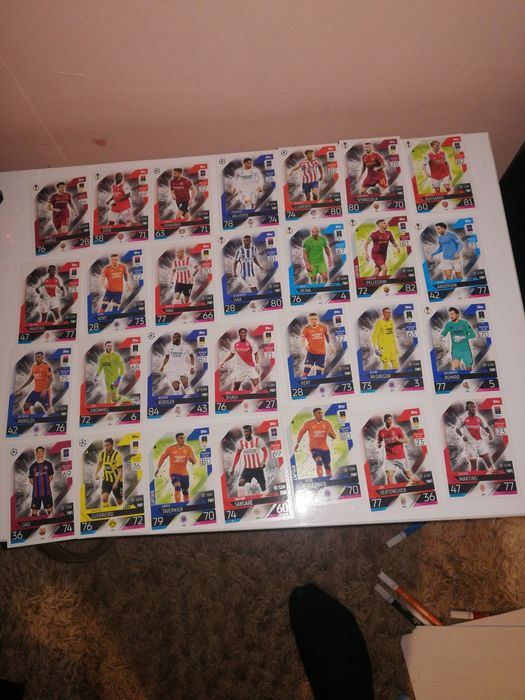 Vând cartonase match attax