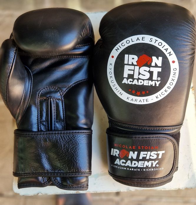 Mănuși pentru Karate și Kickboxing