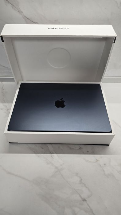 Apple MacBook Air 13.6" (Midnight) / M4 / 16GB RAM / Перфектно състояние / Пълен комплект