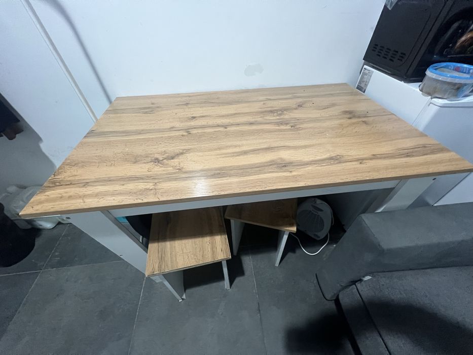 Два дивана стол со стульями