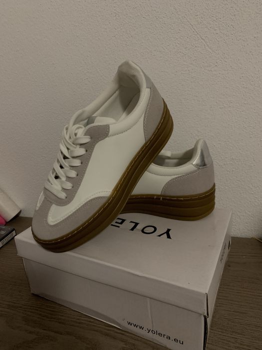 Adidasi noi , detali in privat, se vand !