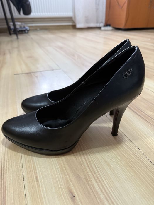 Pantofi cu toc negri