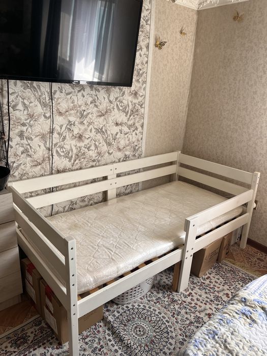Продам детскую кровать с матрасом