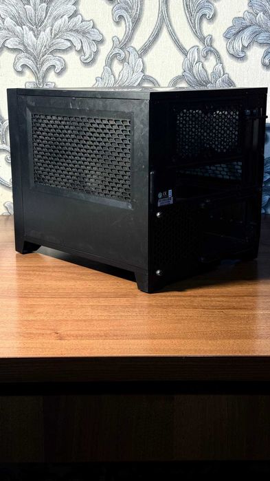 Компактный корпус miniAtx Corsair