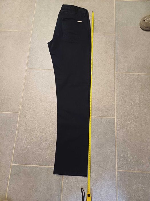 Pantaloni Armani Exchange pentru cunoscatori