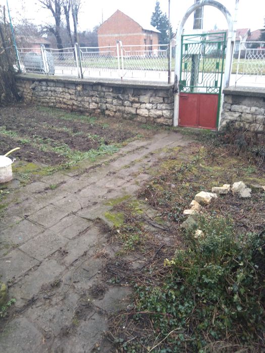 На около 2ч.от София на близо ЖП гарата в Телиш.