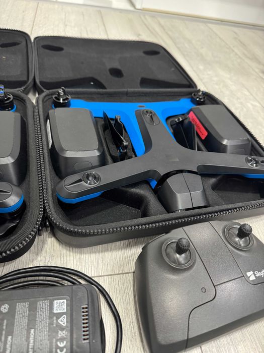 Продавам дрон Skydio 2 - 2 бр , 5 батерии, хъб , управление, beacon