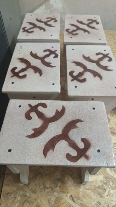 Круглые столы и табуретки