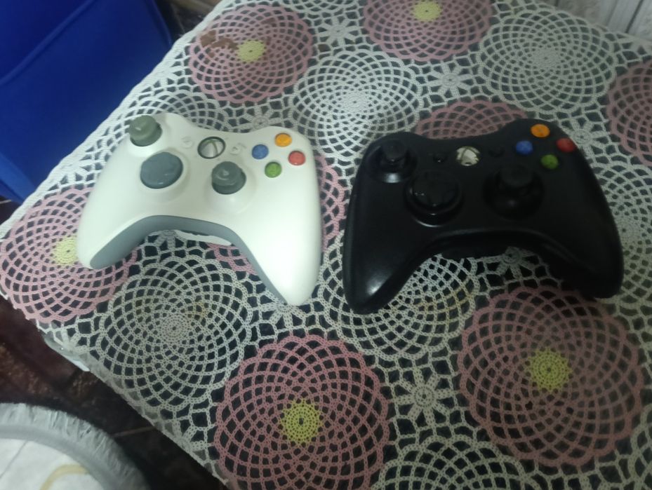 vand manete xbox 360 + un joc