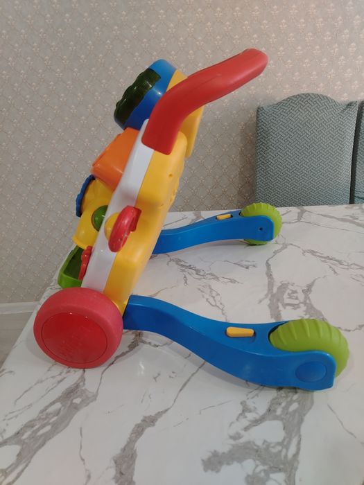 Продам детский толокар чикко