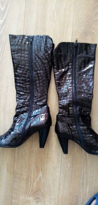 Cizme de piele lacuita masura 38, aproape noi