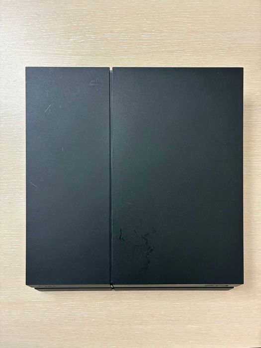 Продавам PlayStation 4 (1 TB) комплект