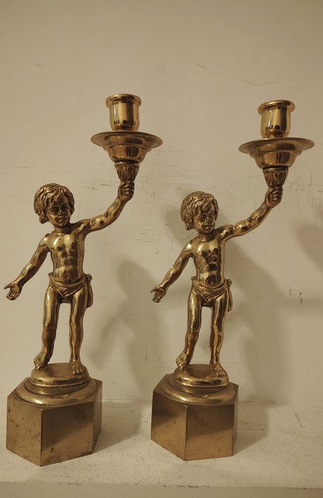 Superbă pereche de sfeșnice vintage din bronz aurit care înfățișează copii (putti/heruvimi) ținând un suport de lumânare.