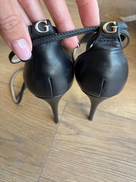 Обувки Guess със златни елементи