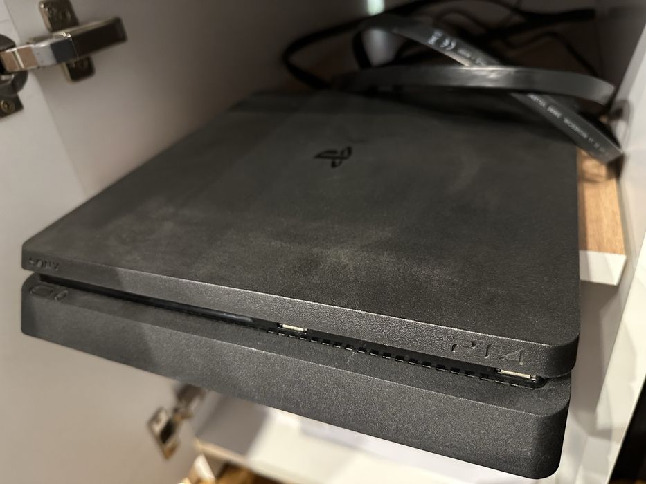 Play Station 4 cu 10 jocuri Fifa GTA 5 manete si un incqrcator pt manete