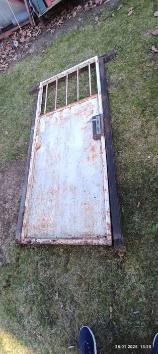 Желязна врата с каса и козирка