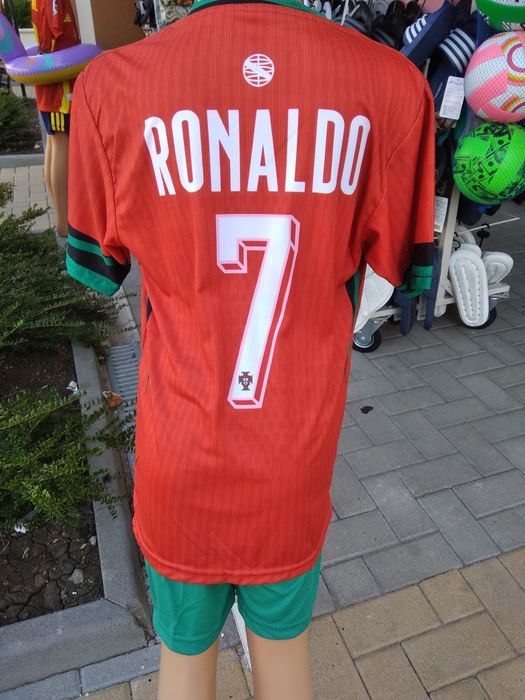 Футболни екипи и чорапи