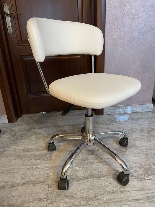 Scaun birou / manichiura alb fără mânere