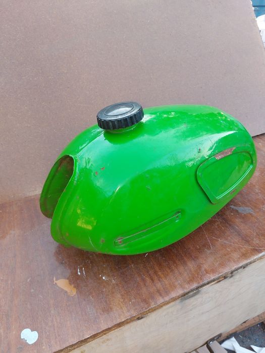 Продам бензиновый бак