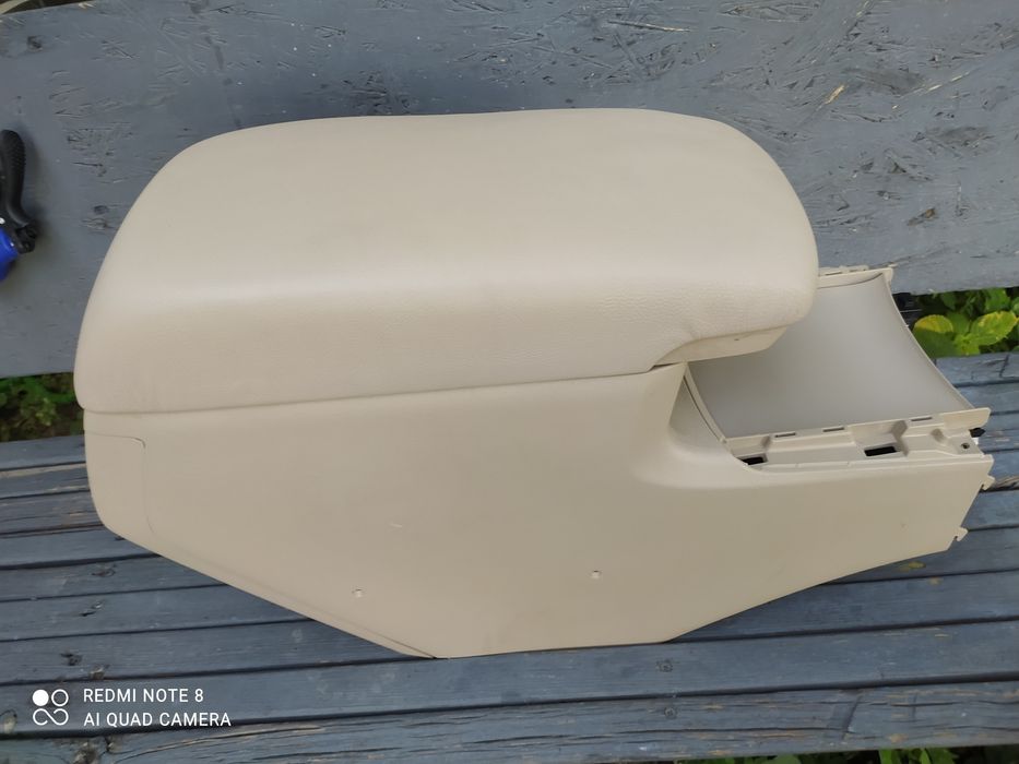 Продам подлокотник на Авалон