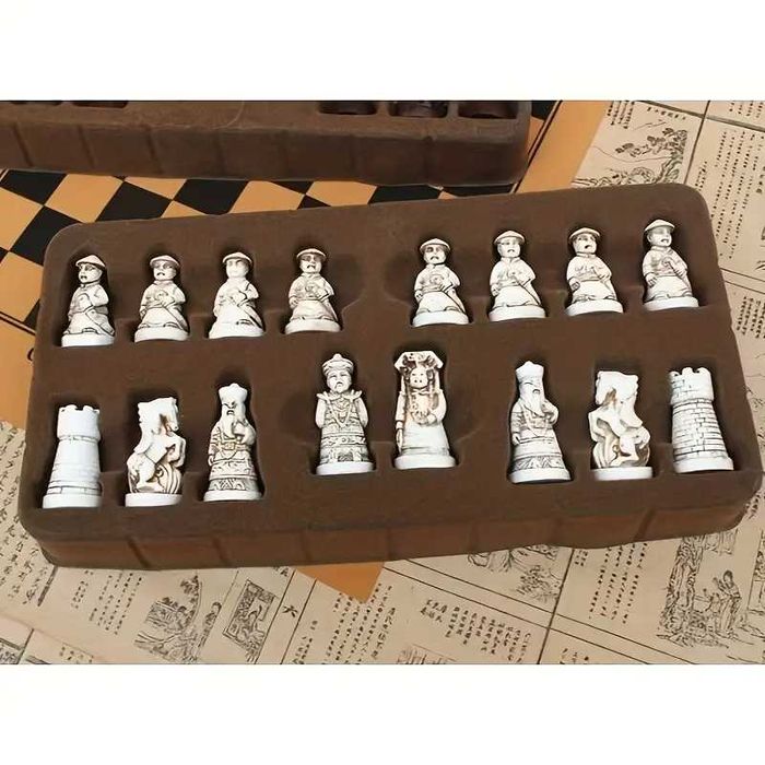 Шахматен комплект с дъска от изкуствена кожа със смолни фигури