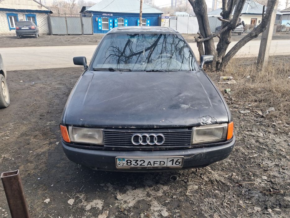 Автомобиль ауди 80