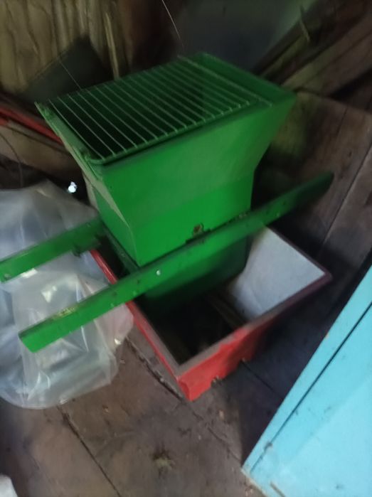 Vând presa de struguri
