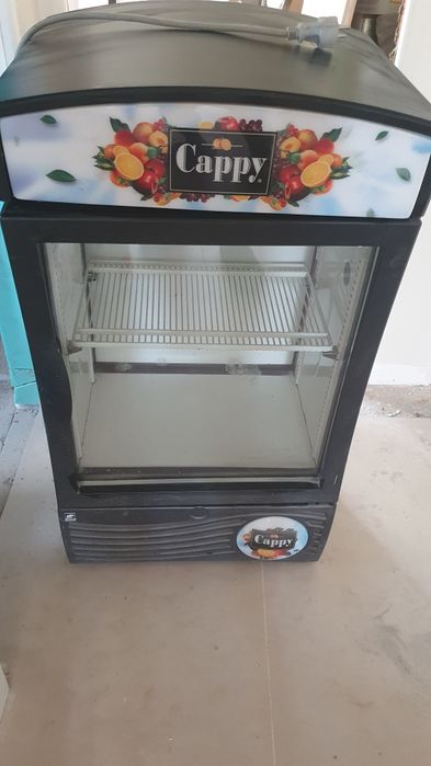Vând Frigider  80 de l.si aparat de fãcut gheațã!